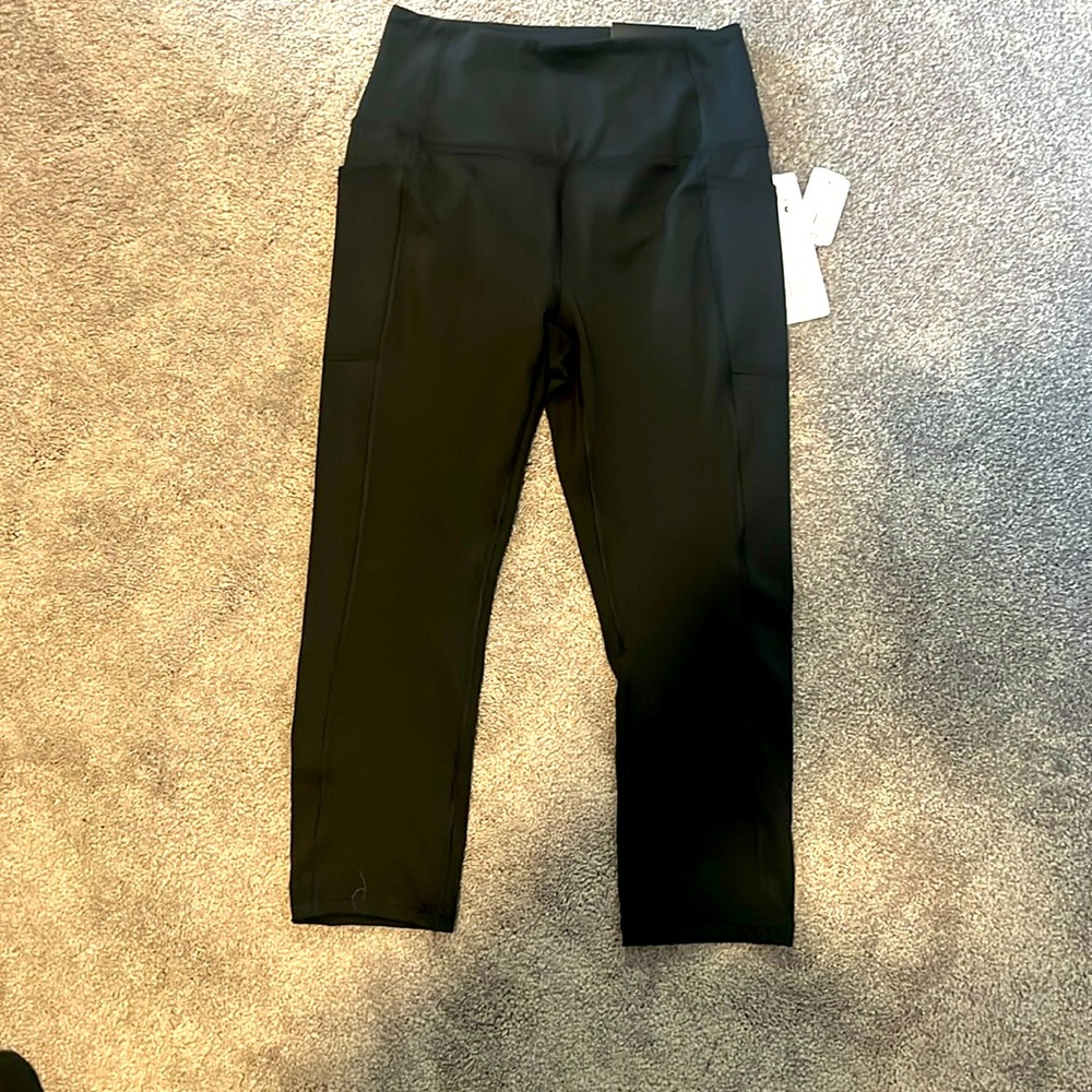 NWT Capri workout pants in black with pockets